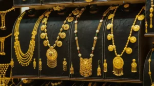 انهيار أسعار الذهب في اليمن يغير مشهد السوق بين صنعاء وعدن بأسعار متفاوتة بشكل حاد